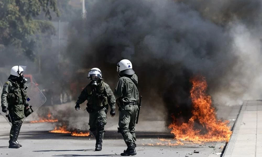 Ποινικός Κώδικας: Κακούργημα θεωρείται πλέον η κατοχή και χρήση μολότοφ στις πορείες